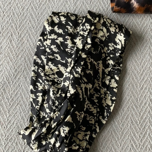 Lot of three scarfs. Good shape no tags. Faint smell of perfume - Picture 1 of 4